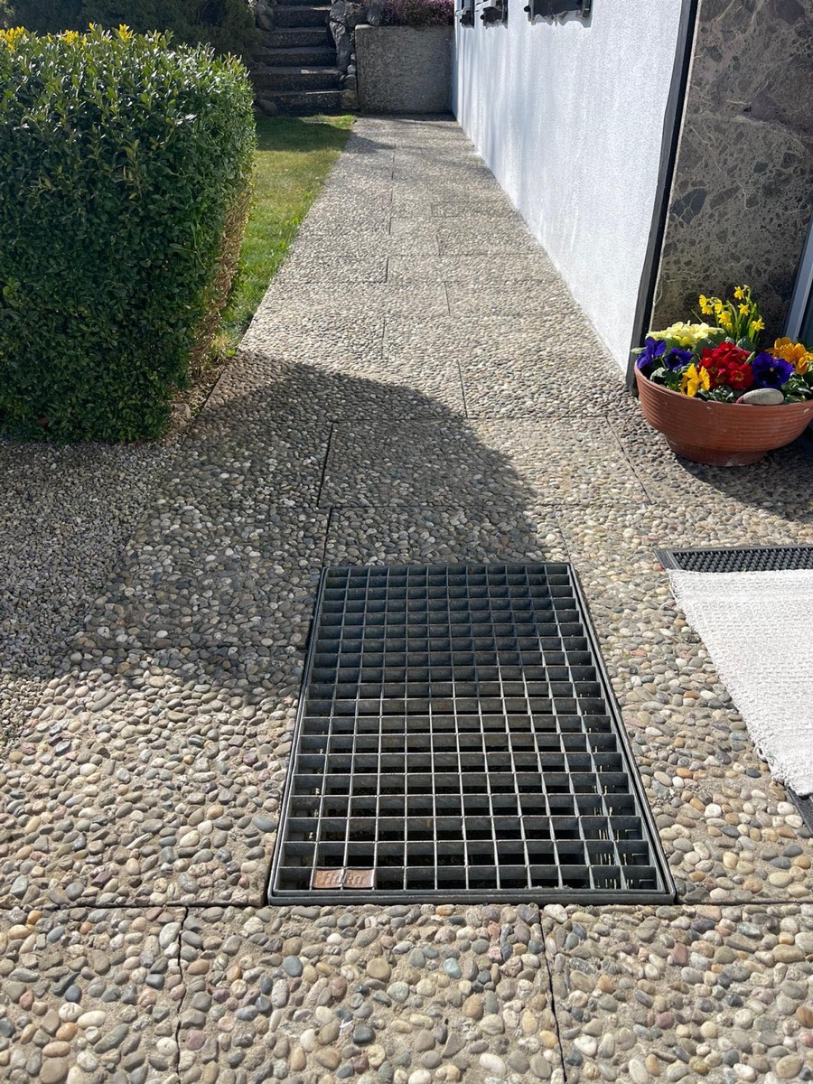 Eingangsweg vor der Sanierung mit altem Waschbeton und Gitterrost
