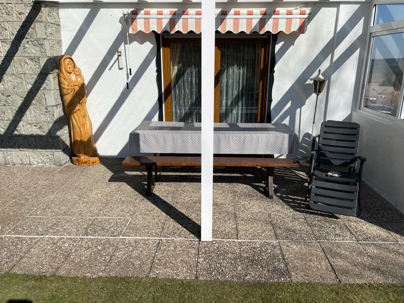 Terrasse vor der Sanierung mit alten Betonplatten und Waschbeton
