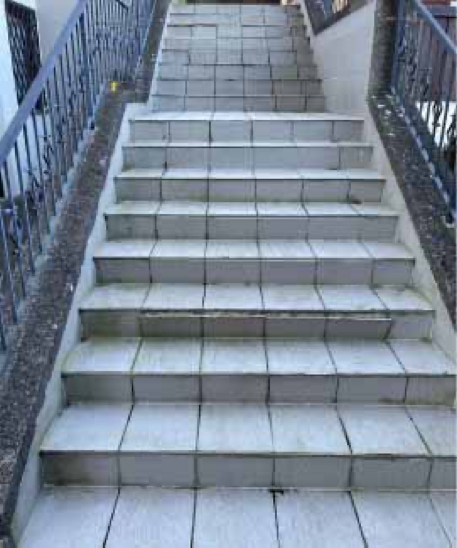 Außentreppe vor der Sanierung mit abgenutzten, fleckigen Betonstufen